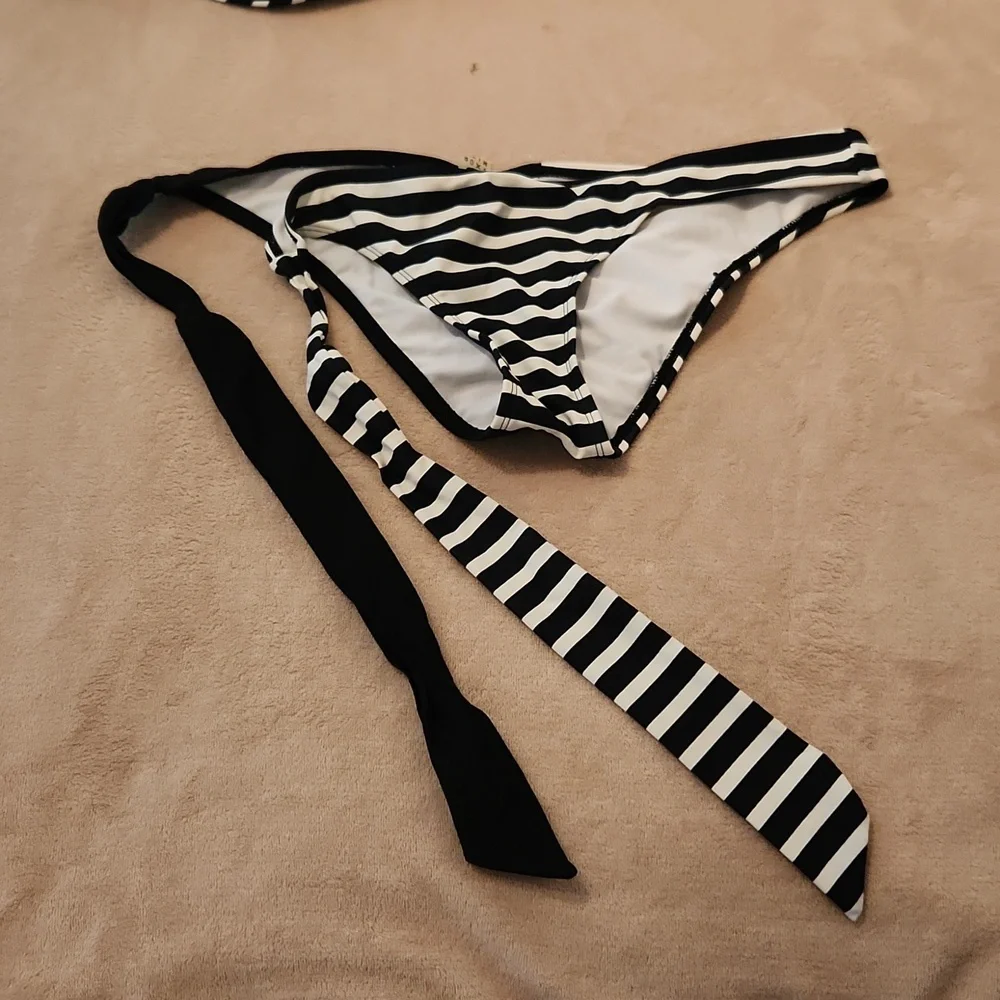 Bikini - Picture 6 of 7